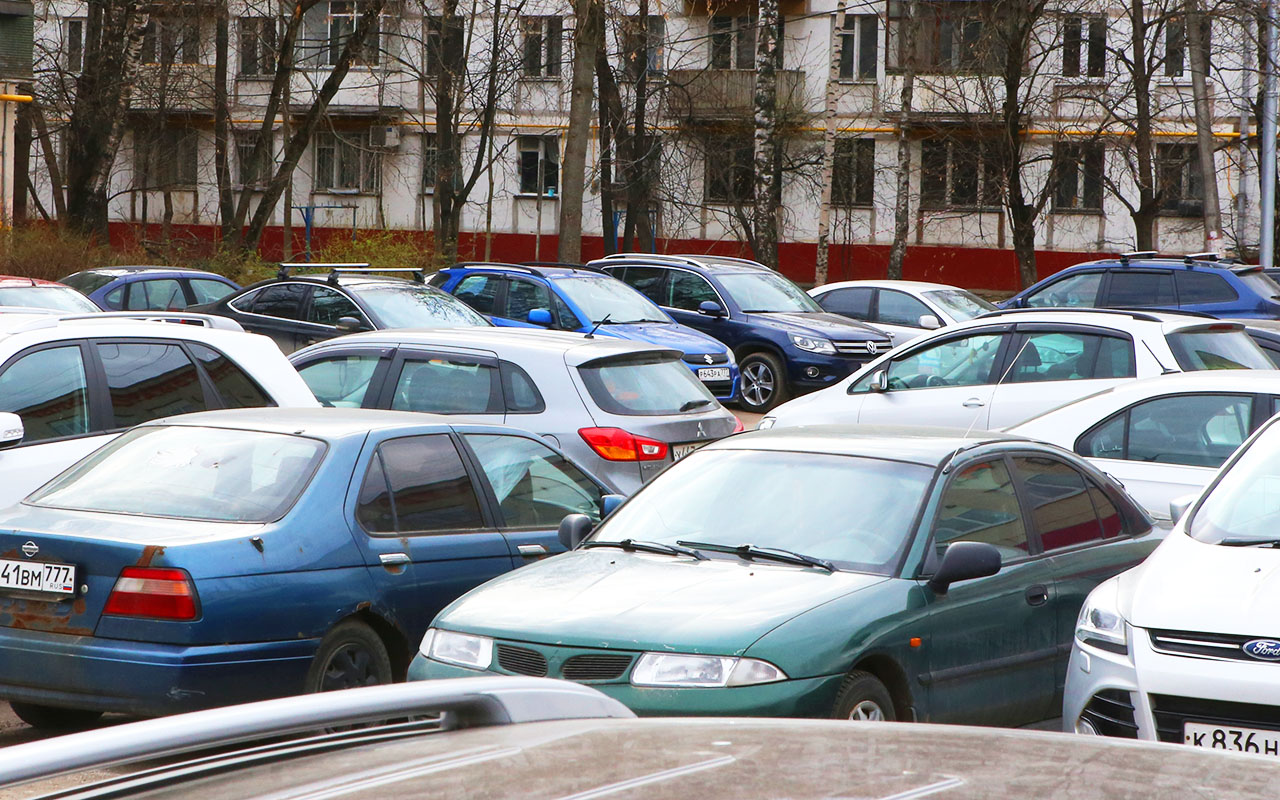 Стоянка во дворах. Стоянка во дворе. Незаконная парковка. Незаконная автостоянка. Иномарка во дворе.