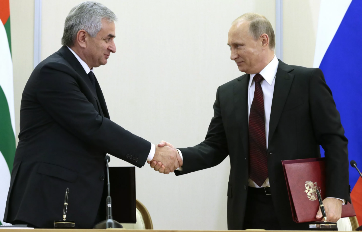 Российский и абхазский флаг. Паспорт гражданина республики абхазия. Ратификация рф фото. Ратификация абхазии. Флаг абхазии и флаг россии.