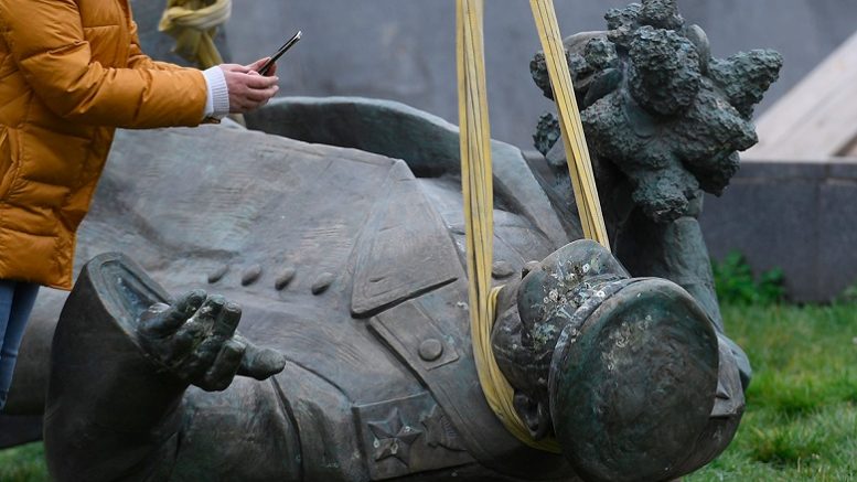 Снос памятника Коневу: Восточная Европа больше не может обидеть Россию