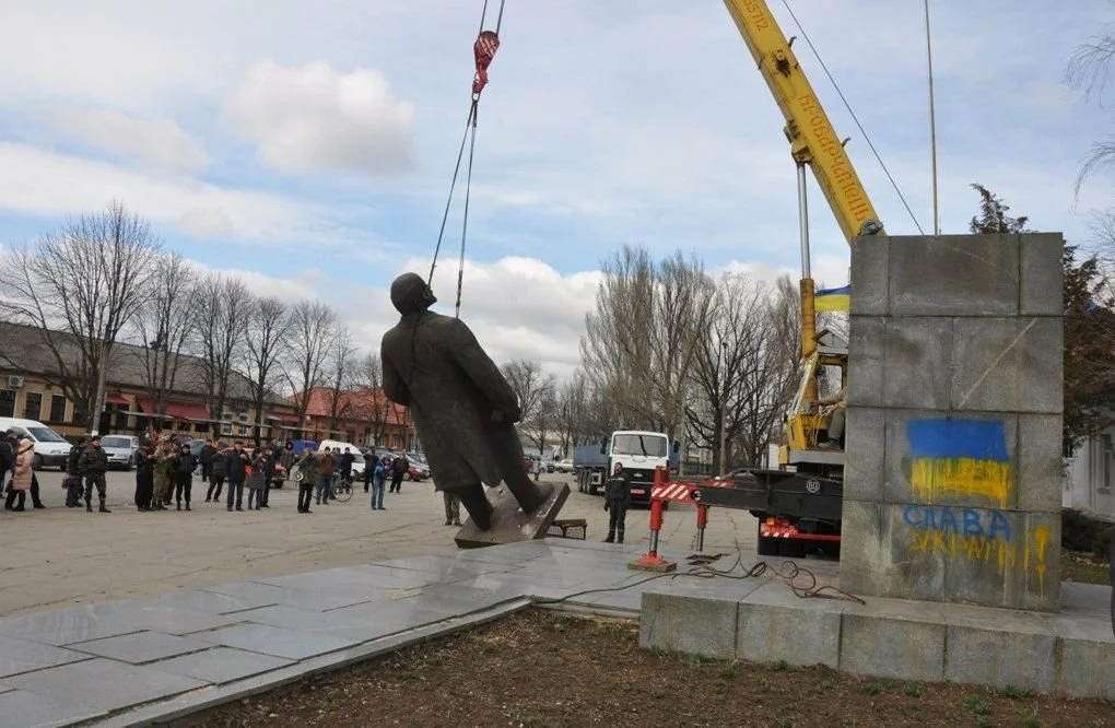 Снести памятники ленину. Памятник Ленину в Украине. Снесение памятников Ленину на Украине. В Украине снесли памятник Ленину. Украинцы снесли памятник Ленину.