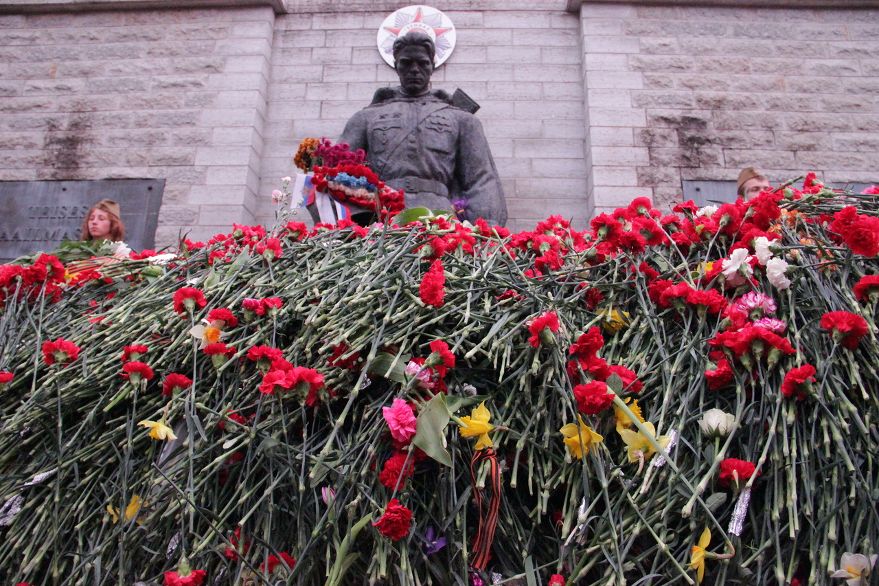 Невозможно май. Бронзовый солдат в Таллине. Бронзовый солдат в Таллине на 9 мая. Цветы к памятнику бронзового солдата в Эстонии. День Победы в Эстонии.