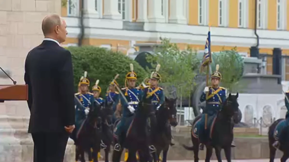 Смотр президентского полка. Президентский полк на параде Победы. Смотр президентского полка в Кремле. Инаугурация президента России 2024 смотр президентского полка. Смотр президентского полка на Соборной площади на инаугурации 2024.