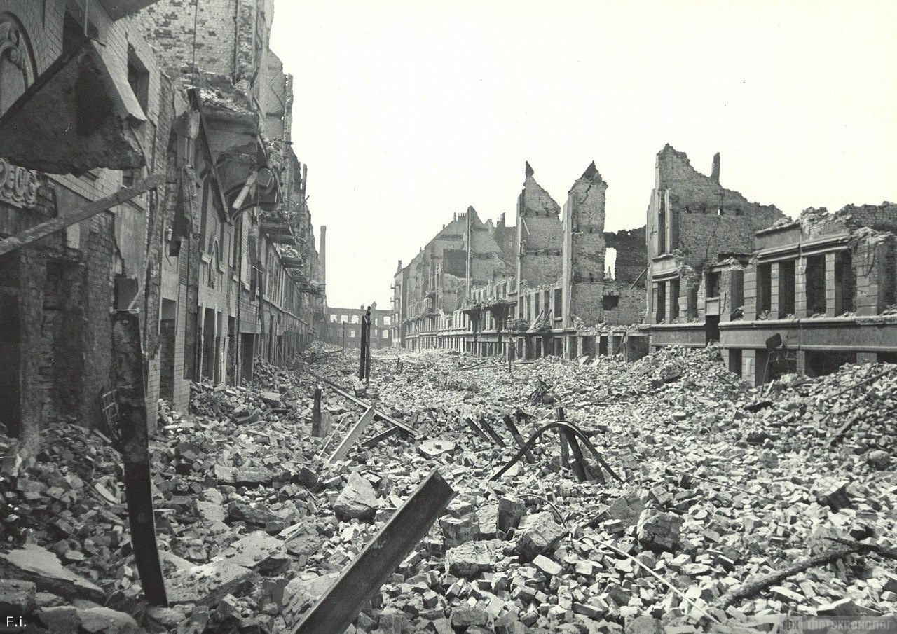 Мировой после. Бомбардировка Гамбурга 1943. Гамбург после бомбежки в 1943 году. Гамбург после бомбардировки 1945.
