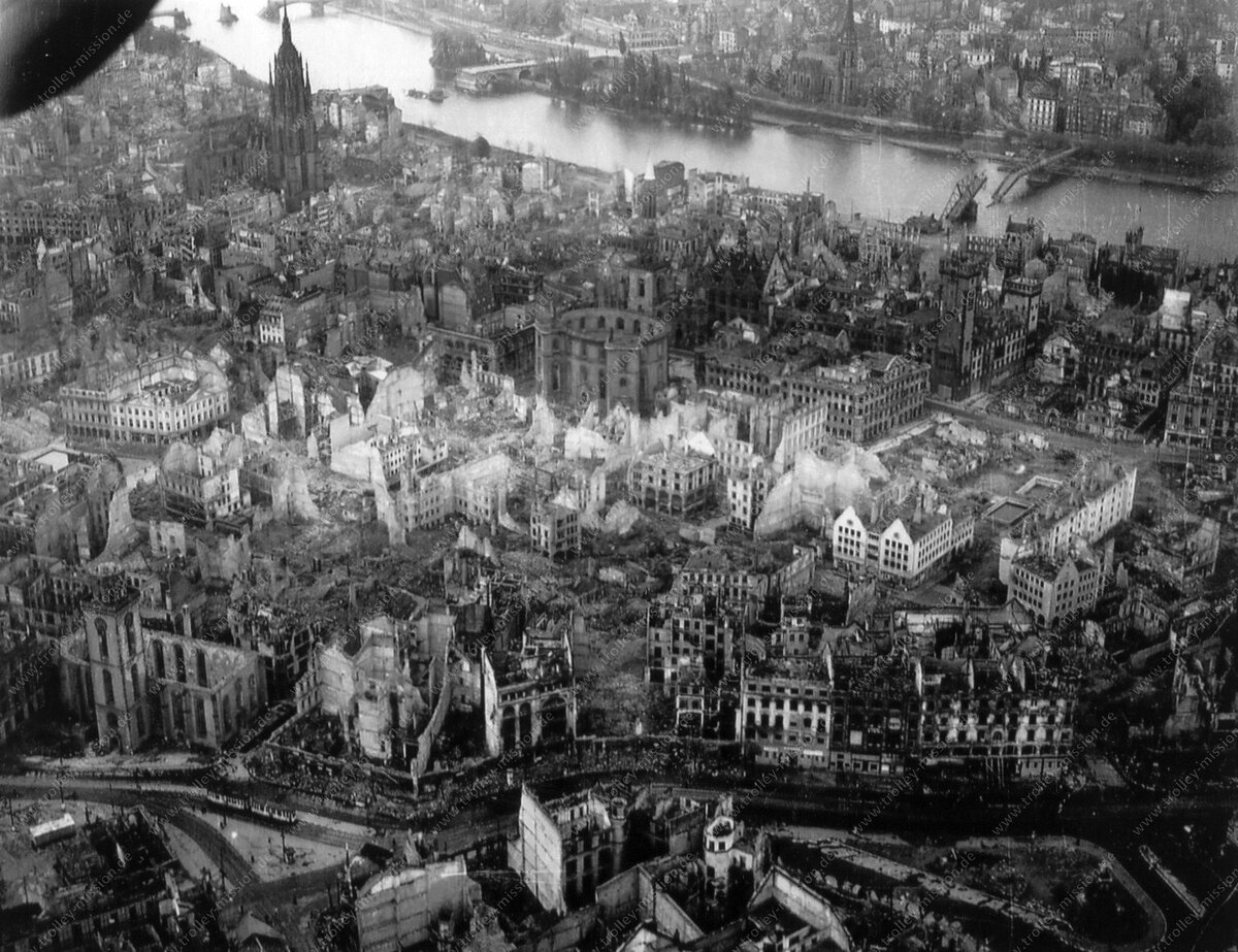 Немецкие города после войны. Дрезден бомбардировка 1945. Дрезден после бомбежки 1945 год. Дрезден после бомбардировки 1945.