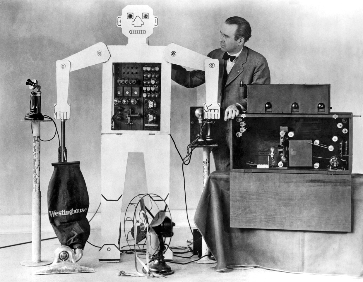 Первый механический прототип робота. Герберт Телевокс робот 1928. Робот роя Уэнсли. Первый робот Телевокс. Рой Уэнсли первый робот.