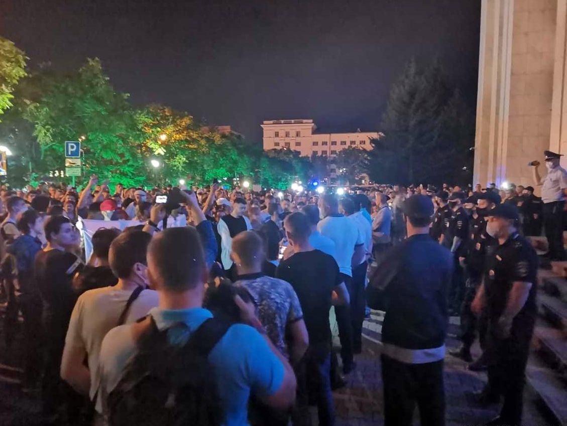 Второй день хабаровского протеста: первые задержания и первый ночной митинг