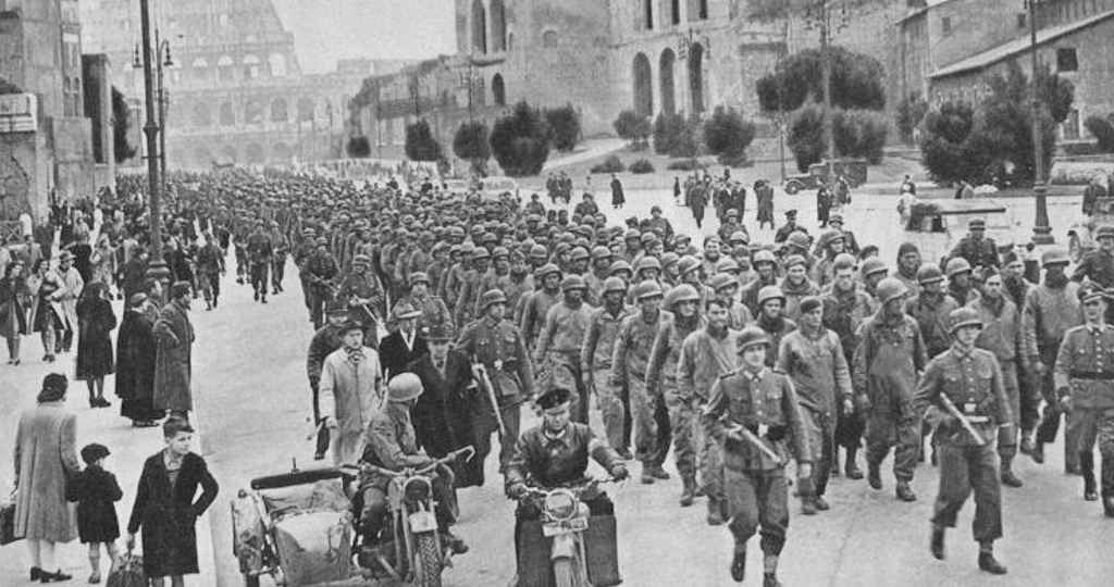 Италия после второй мировой. Парад пленных в Париже в 1944. Пленные немцы в Париже 1944. 17 Июля 1944 года в центре Парижа. Марш пленных американцев в Париже в 1944 году.