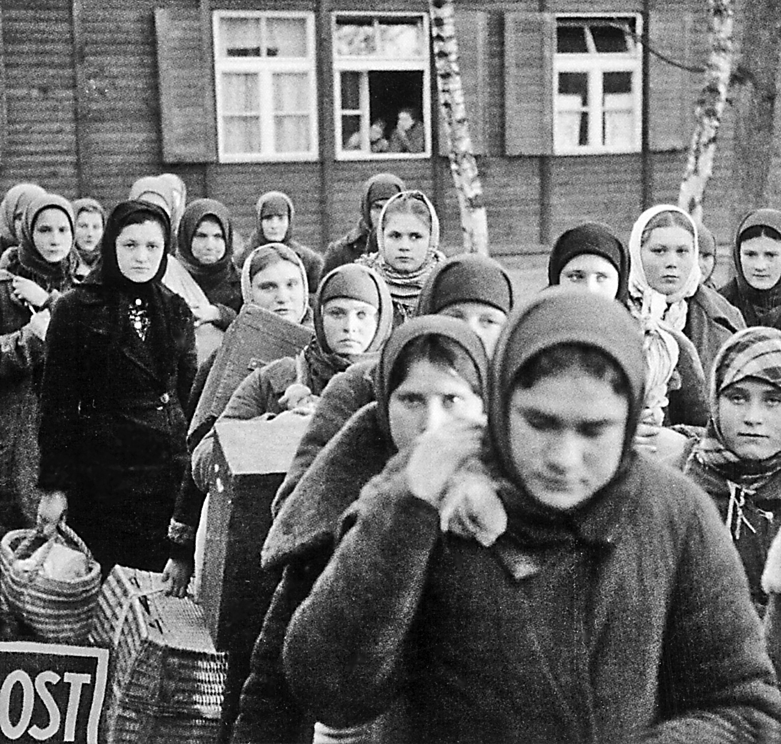 Советский человек в оккупации. Дети Остарбайтеры в Германии. Женщины Остарбайтеры в Германии. Жители угнанные в Германию в 1942.