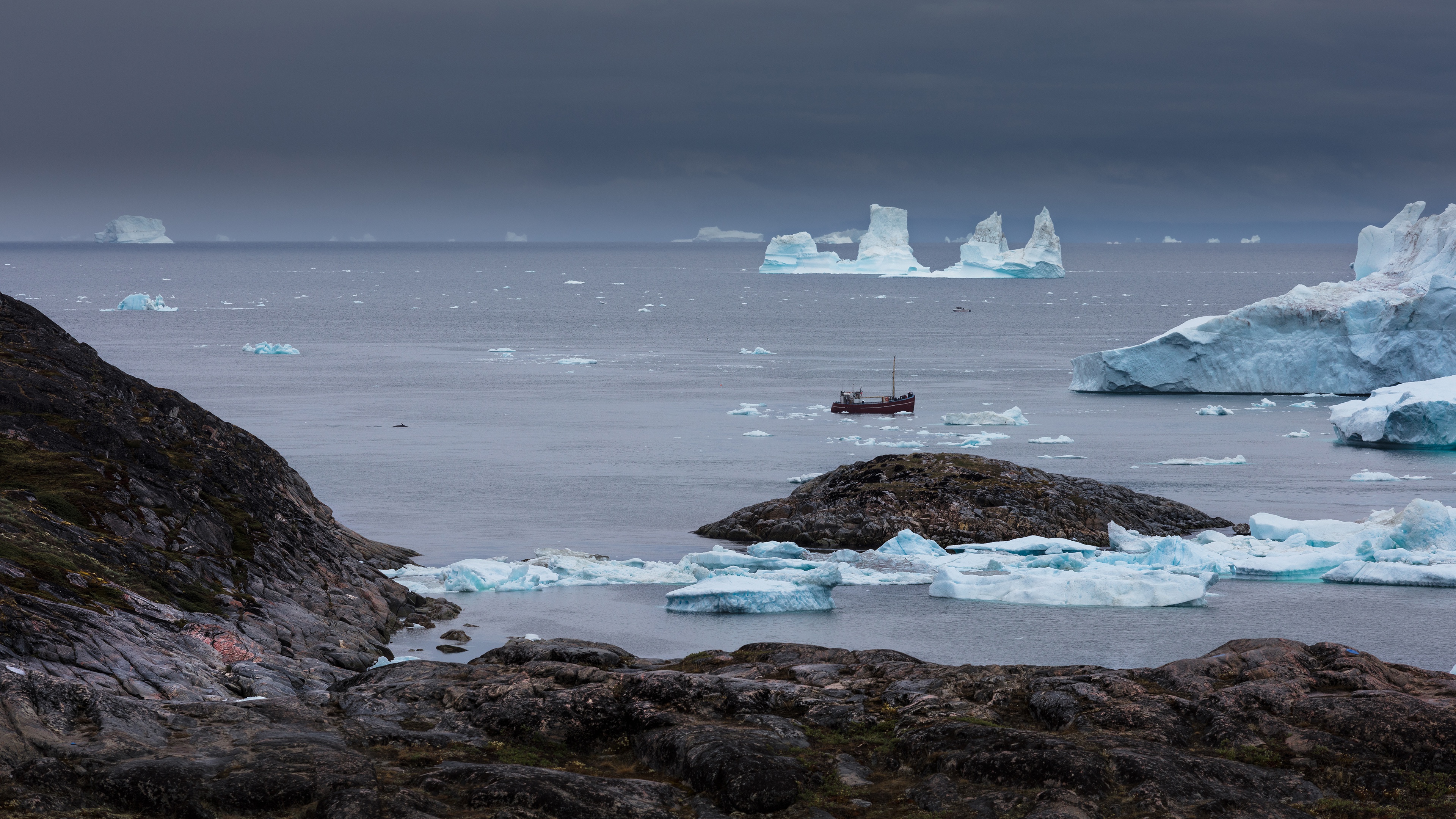 Водами атлантического и северного ледовитого океана омывается