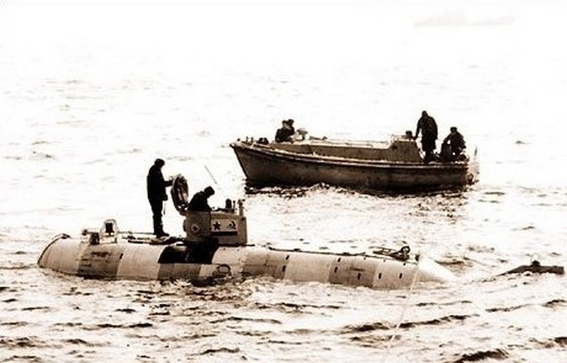 Почему не спасли подводников с курска. Подводная лодка Курск водолазы. Подводная лодка к-141 «Курск». АПЛ Курск спасательная операция. Гибель экипажа атомной подводной лодки к-141 «Курск»..