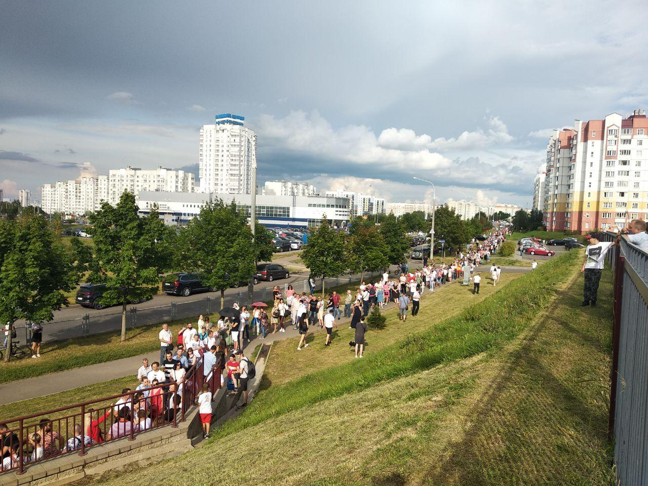 Проголосовать в минске. Очередь на участок голосования Минск.