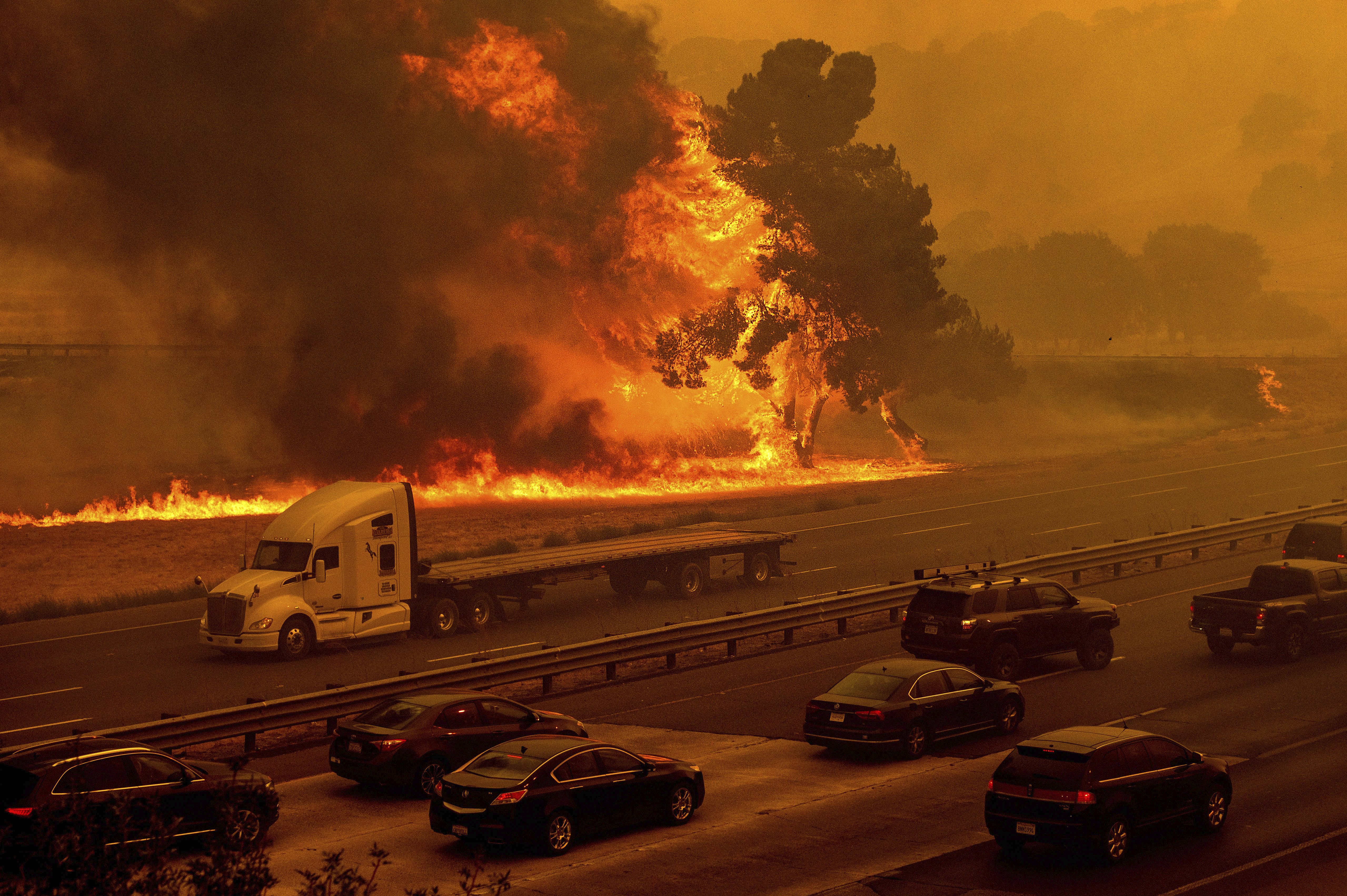Пожар в дикси. Лесные пожары в Калифорнии 2020. Пожар Дикси в Калифорнии. Пожары в Лос Анджелесе 2020. Пожар «Дикси» в США.