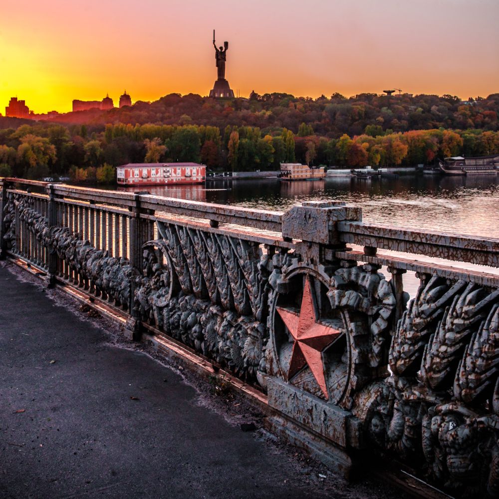 Мост патона в киеве фото. Мост Патона в Киеве. Мост Патона через Днепр в Киев. Мост Патона через Днепр. Паттон мост Киев.