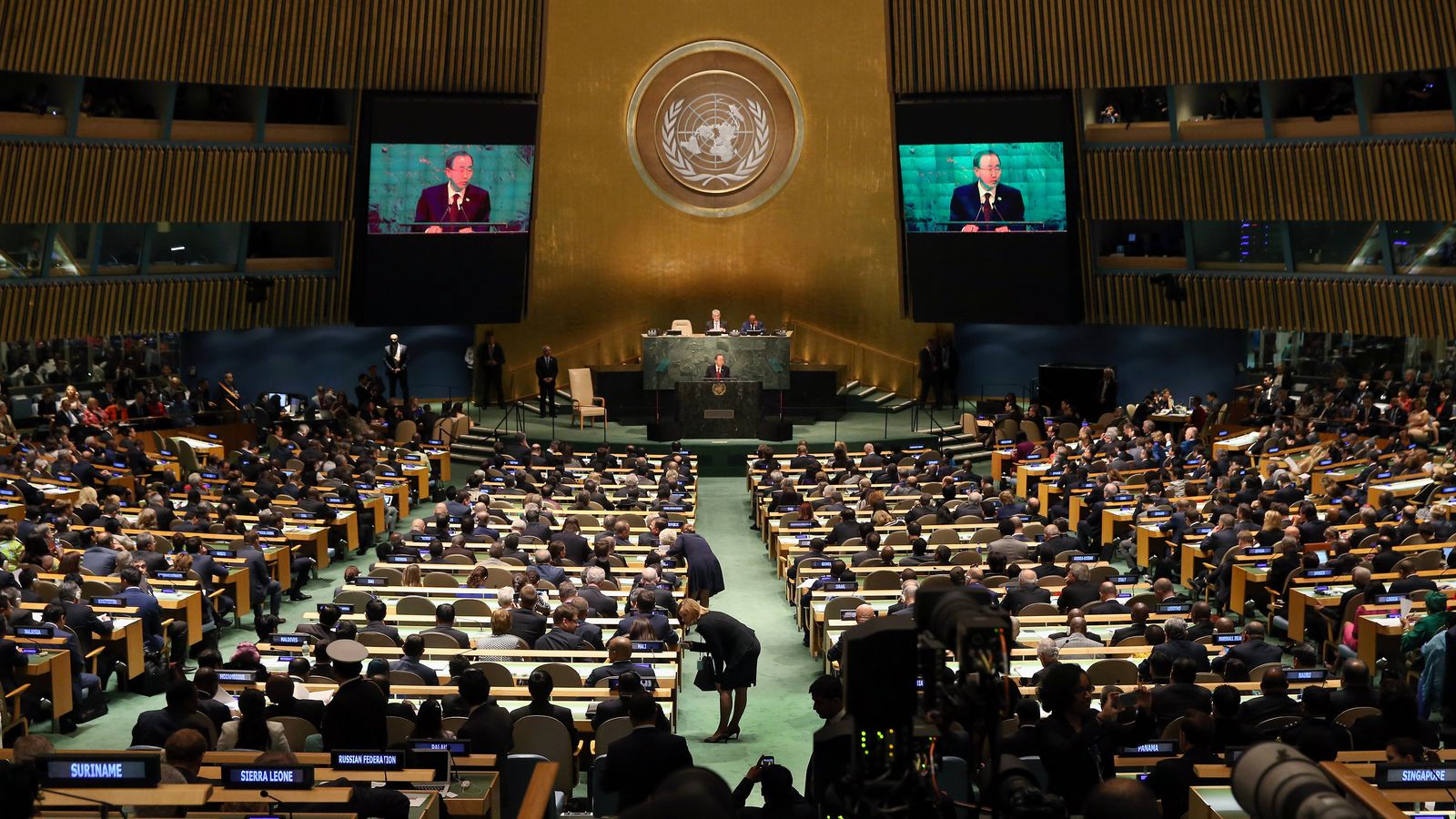 Оон сентябрь. Генеральная Ассамблея ООН 2005. Трибуна Генассамблеи ООН. Зал заседания Генассамблеи ООН трибуна.