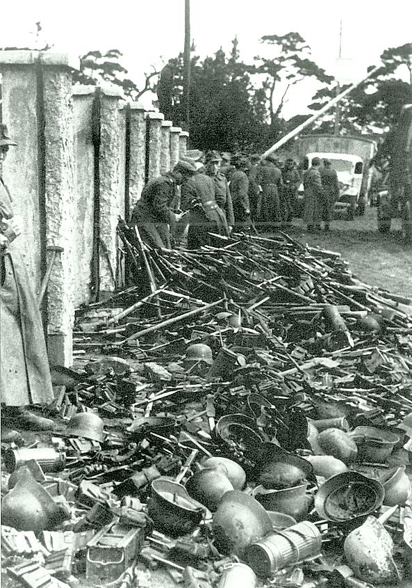 "10 мая 1945 года на стене рейхстага они «расписались»: Надя Попова из Донецка, Семен Харламов из Саратова"
