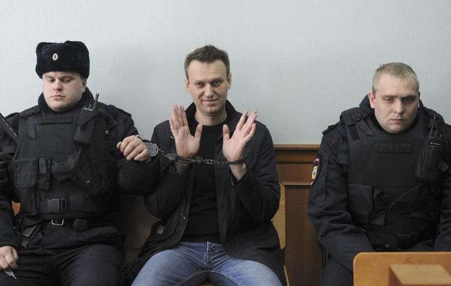 Навального могут задержать прямо во Внуково – Кобзев