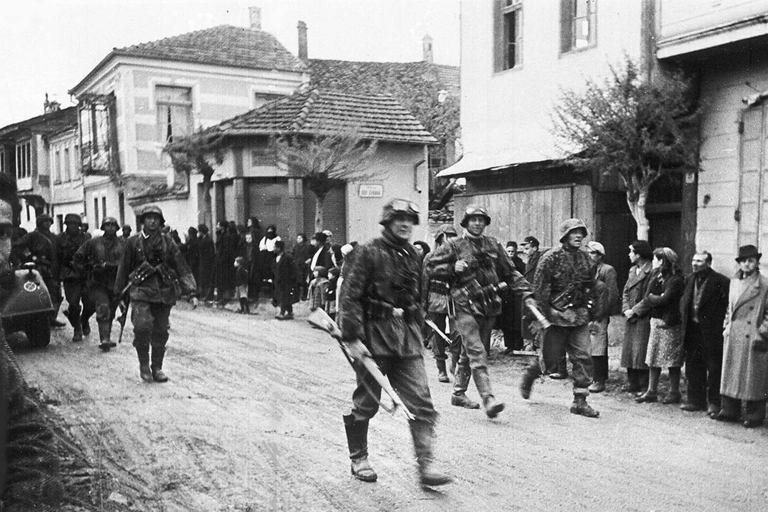 Оккупация оккупационный. Краснодар война 1941-1945 оккупация. Оккупированная деревня Партизаны 1941. Оккупация Ставрополя в 1942 году. Немцы в Краснодаре 1942-1943.