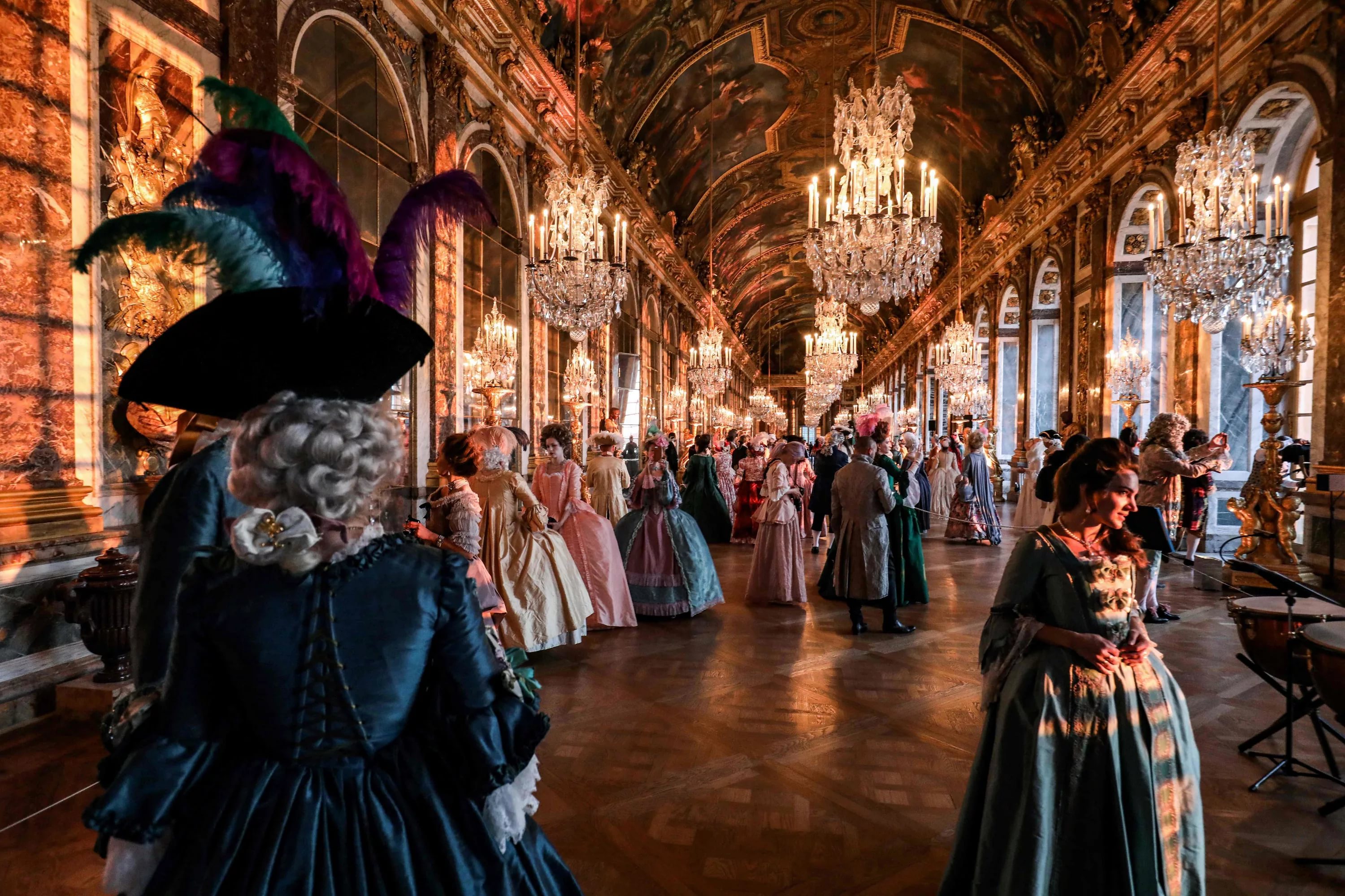 Бал во дворце 17 века. Бал в Версале 18 век. Версальский дворец во Франции Людовик 14. Версаль бал Людовик.