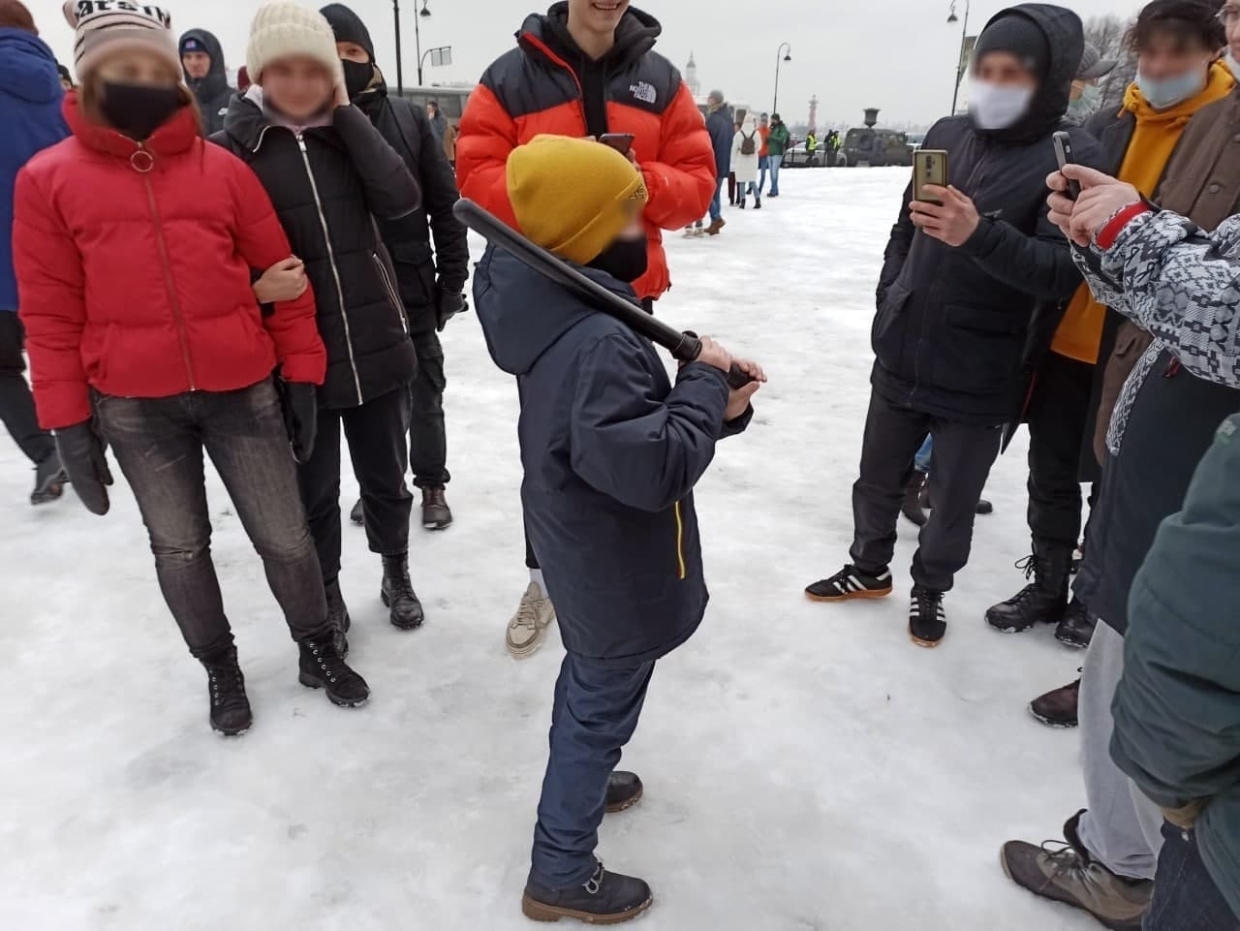 Незаконные массовые мероприятия. Что такое несанкционированный митинг дети. Подростки на митинге Навального. Незаконные митинги с участием детей. Несанкционированные массовые мероприятия.