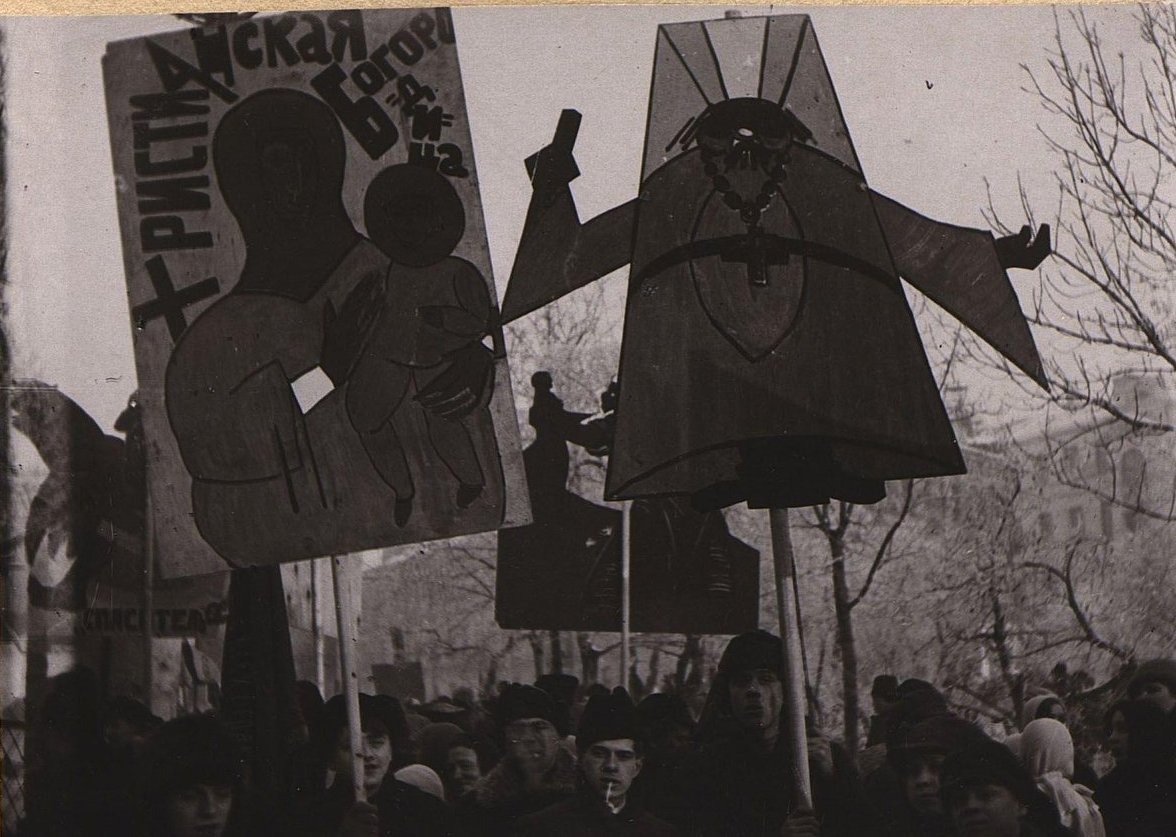 Движение против церкви. "Антирелигиозный музей в Фергане", 1937 год. Антирелигиозный карнавал. Советские антирелигиозные плакаты. Советские антирелигиозные карикатуры.