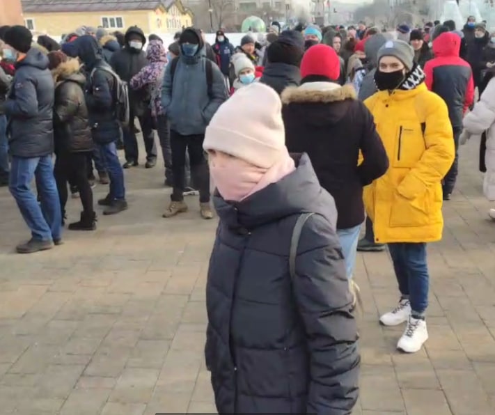 Подростки на митинге Навального. Участие подростков в митинге. Дети на митинге Навального. Несовершеннолетние на митинге.