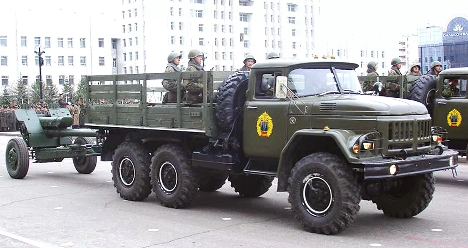 Зил 131 скорость. Военный грузовик ЗИЛ 131. ЗИЛ 131 армейский. Грузовик ЗИЛ 131 армейский. ЗИЛ 131 военный тягач.