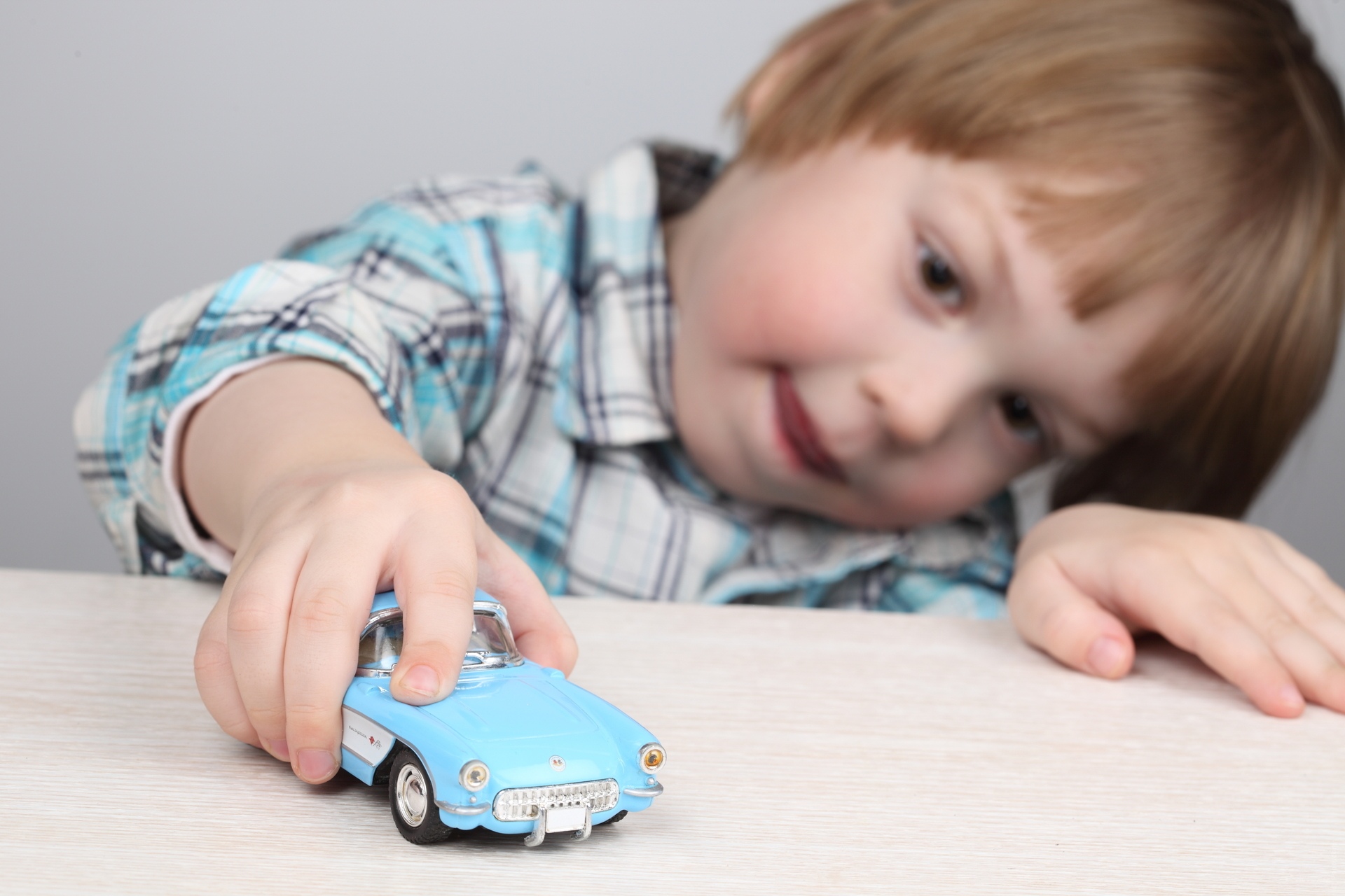 Мальчики играют в машины. Машинка в детской руке. Ребенок с машинкой в руках. Машинки для мальчиков. Машинка в руках.
