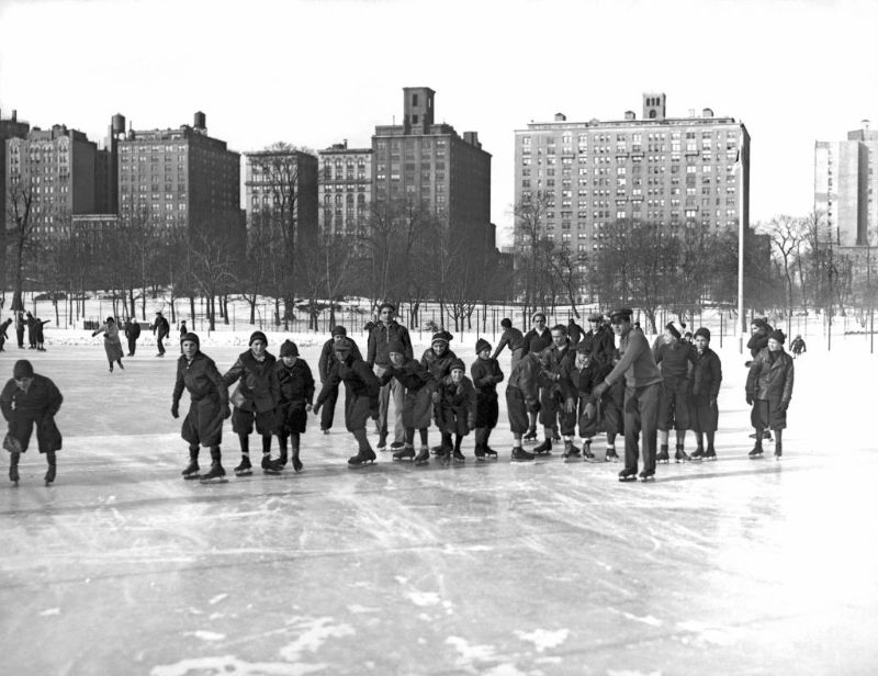 Первый ковид 19. Центральный парк Нью Йорк в 1933 году. Открытие катка в Центральном парке Нью-Йорка 1950 год. Skating in Central Park. All humankind in Central Park.