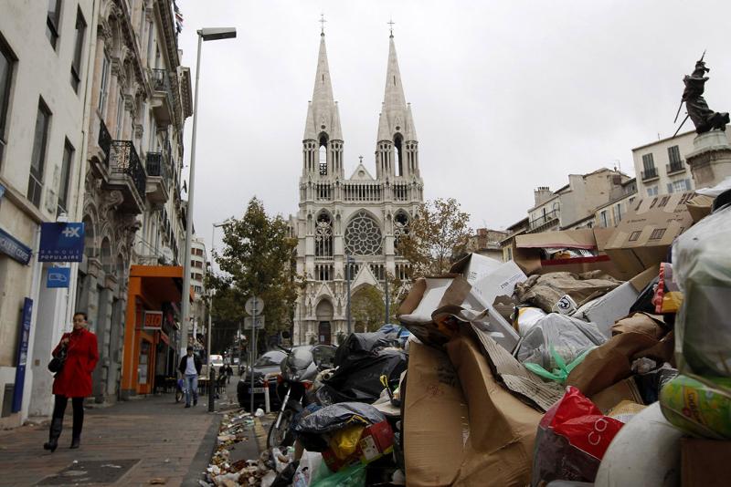 Poor paris. Грязь на улицах Парижа.