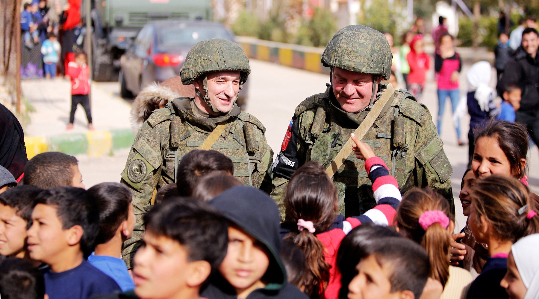 Russian forced. Сирийские дети и российские военные. Сирийские дети и русские солдаты. Дети Сирии и российские солдаты. Российские военные в Сирии и дети.