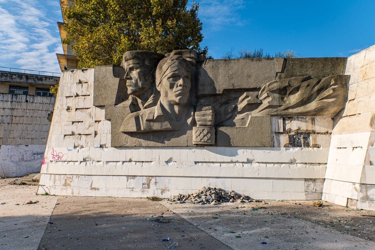 Памятники связанные с великой отечественной войной. Памятник матросу и солдату в Севастополе и флаг фото.