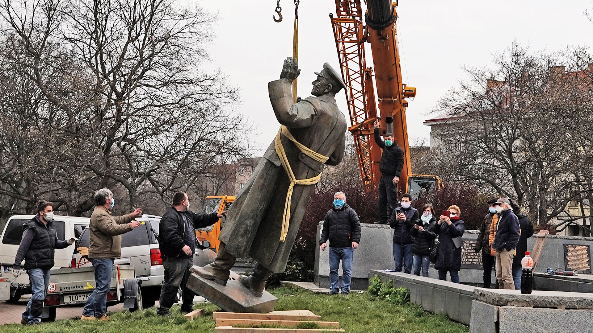 Сносим памятники. Снесли памятник Коневу в Праге. Памятник Коневу в Праге. Маршал Конев памятник в Праге. Памятник Коневу в Праге демонтировали.