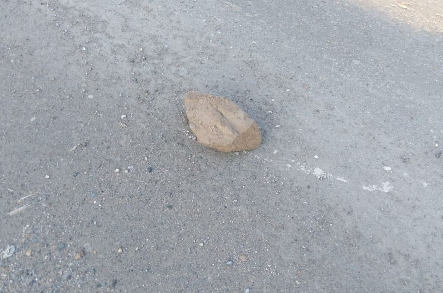 Камень лежащий на дороге
