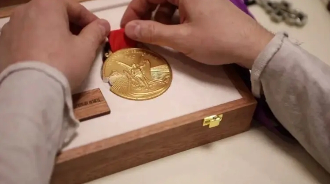 Ломаченко отправил в Россию свои золотые олимпийские медали, чтобы из них сделали крест. Видео