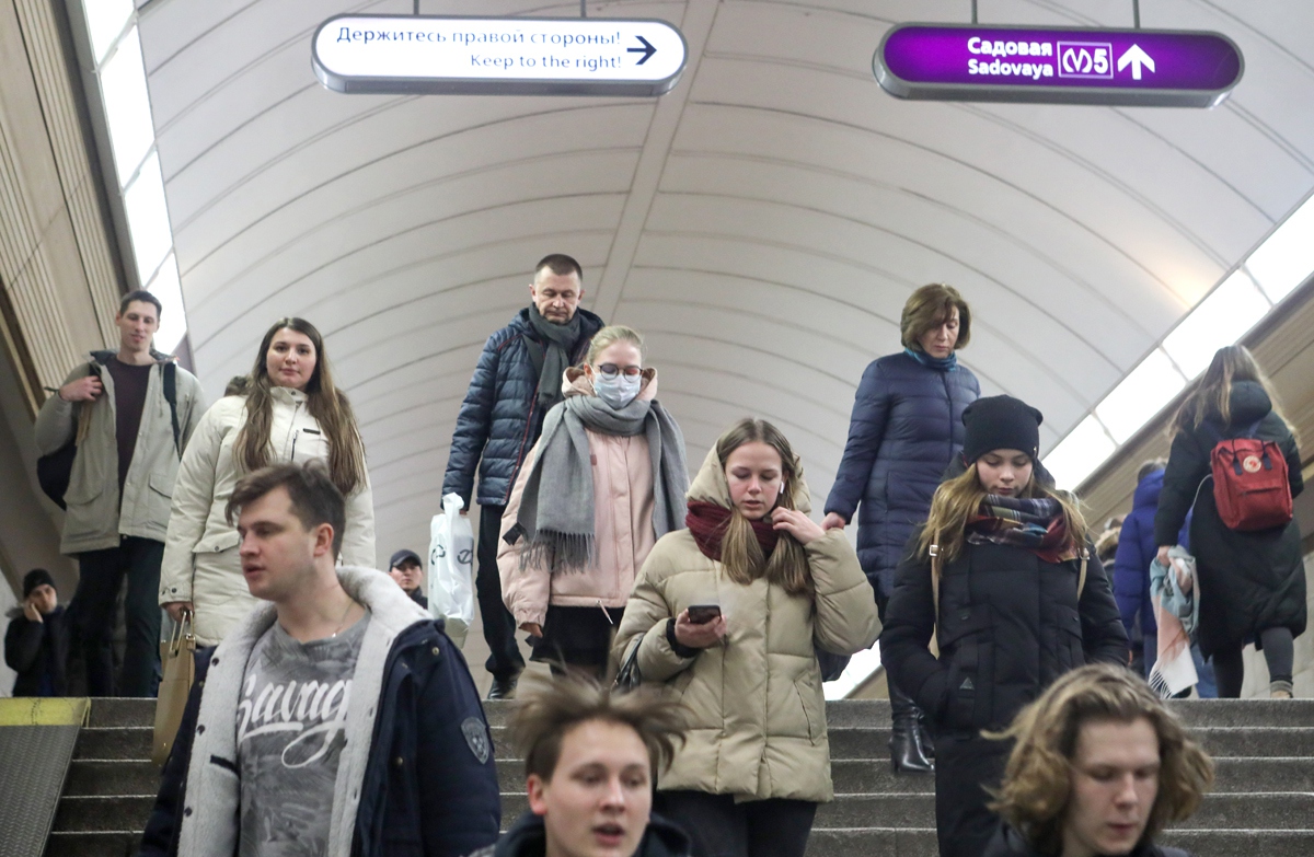 Ваши новости. Люди без масок в метро. Маски в питерском метро.