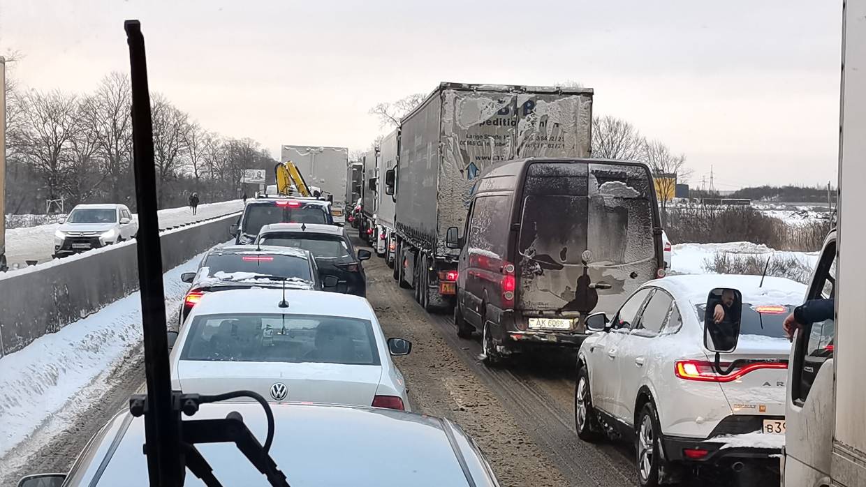 Обстановка в спб. Пробка на Московском шоссе сейчас. Пробки на шоссе из за аварий. Затор на автомобильной трассе из за снег. Коллапс в Шушарах.