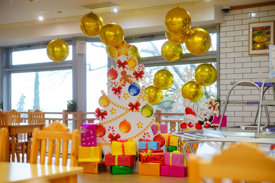Золотая сказка «Артека». Столовые детского центра украсили к Новому году