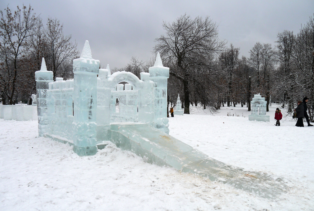 Снежная крепость. Парк красная Пресня зимние горки. Снежный городок Измайловский парк. Горка в парке красная Пресня в Москве. Ледяные постройки.