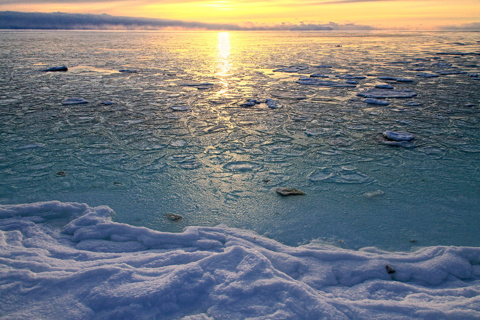 Тепло морской. Охотское море Весна. Охотское море лед замерзший. Моря замерзающие зимой. Море скованное льдом.