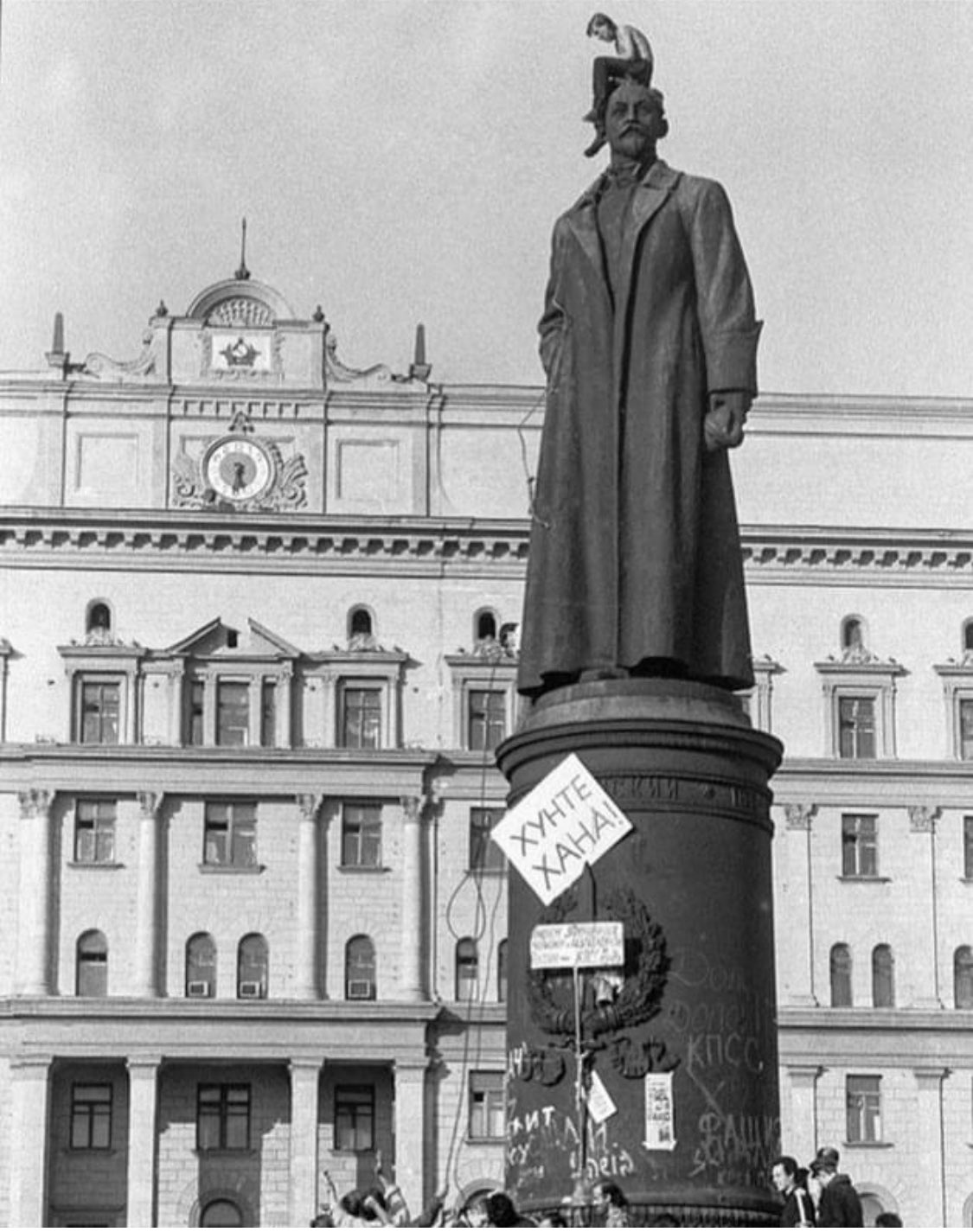 Памятник Феликсу Дзержинскому на Лубянской площади в Москве