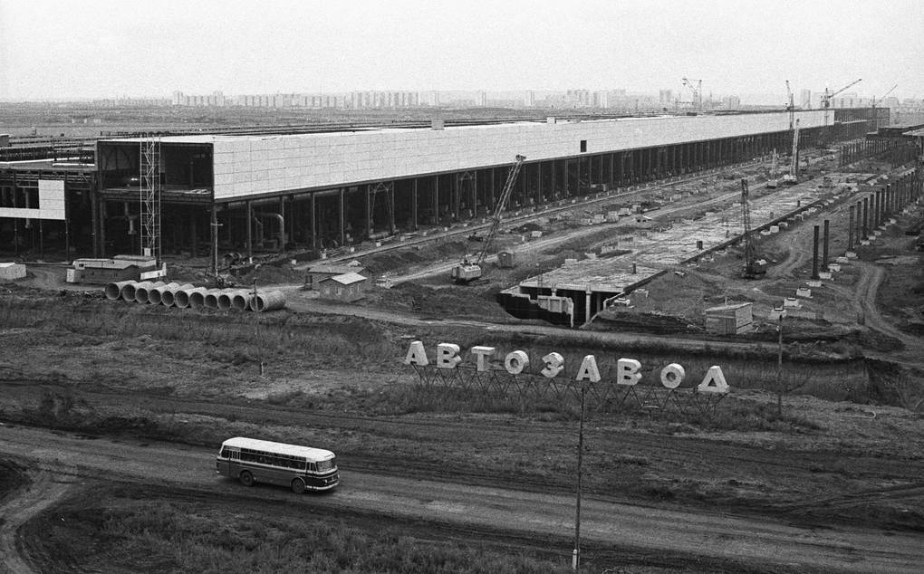 В 1974 началась стройка века строительство. Камский автомобильный завод КАМАЗ 1969. Начало строительства КАМАЗА В Набережных Челнах. 1973 Год Набережные Челны. Стройка завода КАМАЗ.