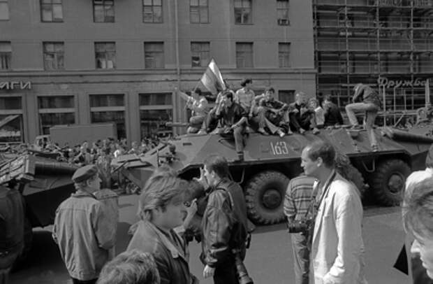 ЕЛЬЦИН ПРИНЁС НЕ СВОБОДУ, А СМЕРТЬ: МАТЬ, ПОХОРОНИВШАЯ СЫНА, НЕ СТАЛА МОЛЧАТЬ О ТРАГЕДИИ