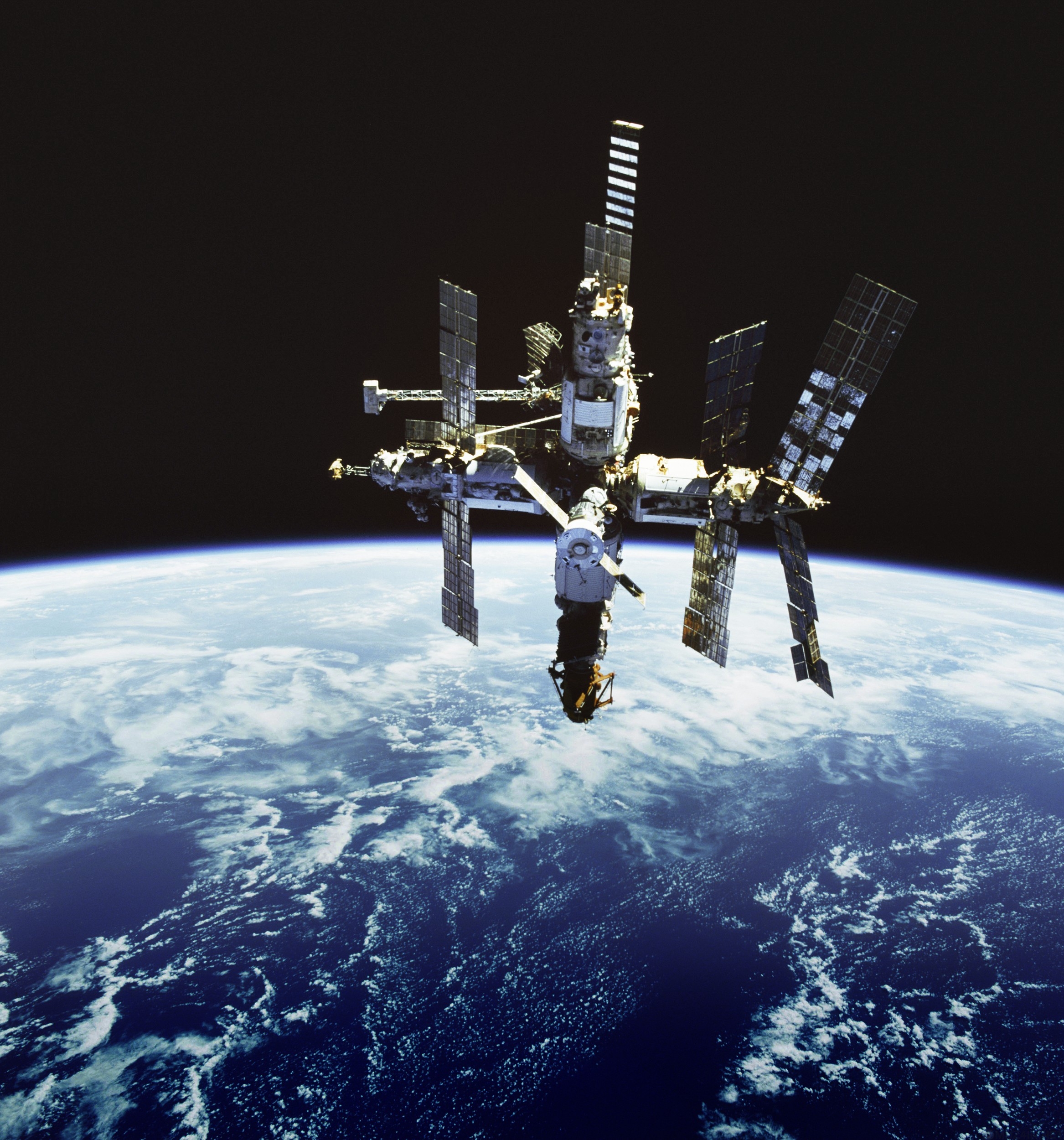 Mir medium. 1986 Запущена Советская орбитальная станция «мир». Станция мир 2001. Станция мир и МКС. Космическая станция ми.