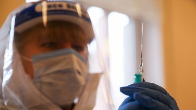 Российская вакцина против коронавируса заманчива для Восточной Европы, вызывает головную боль у ЕС