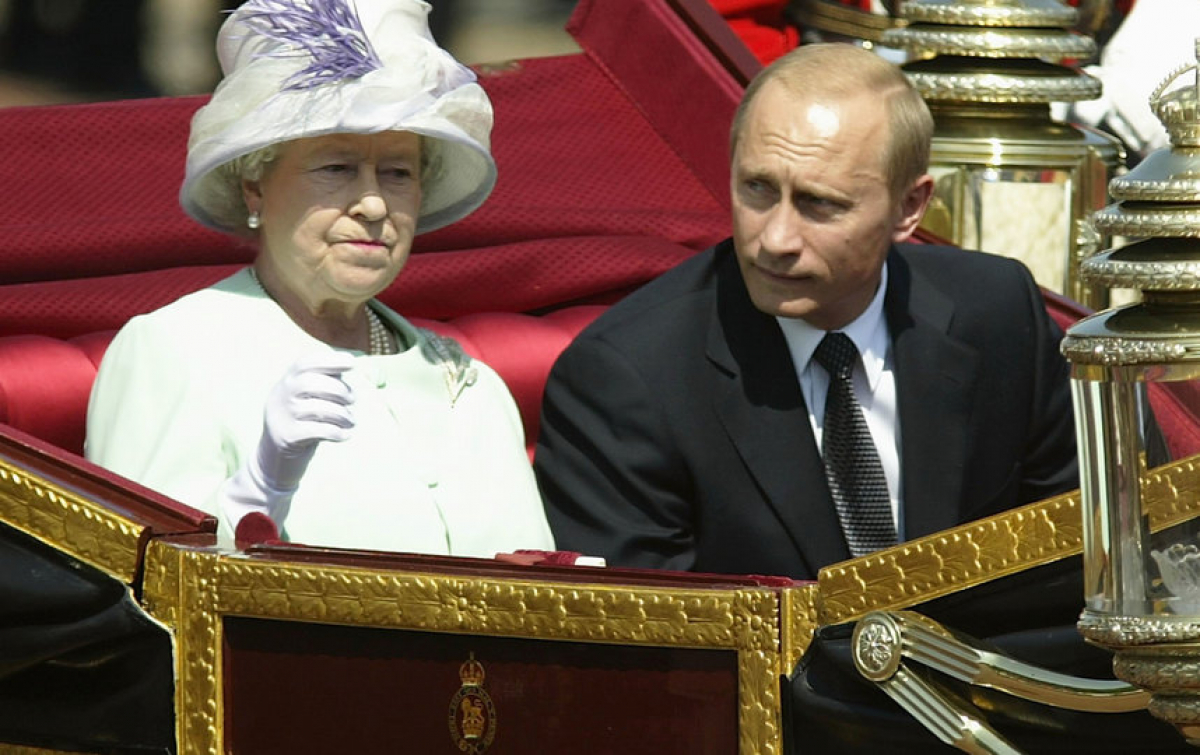 Президента Путина в рекламе вакцинации от ковид-19 поддержала королева Елизавета Вторая 