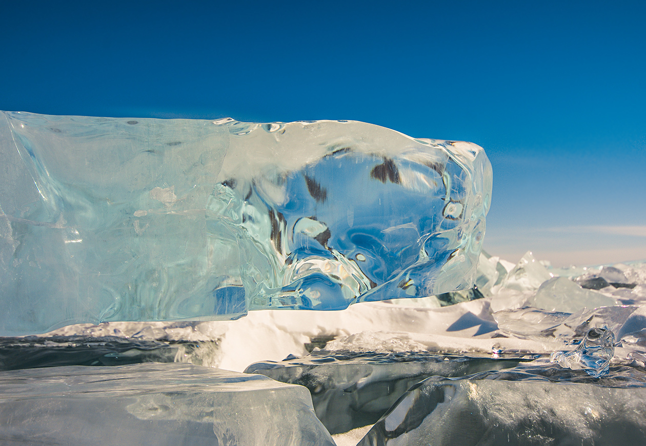 Ледовый день. Ледяной день. Фигуры из льда на Байкале. Ледяного дня картинки. День ледяной лазури фото.