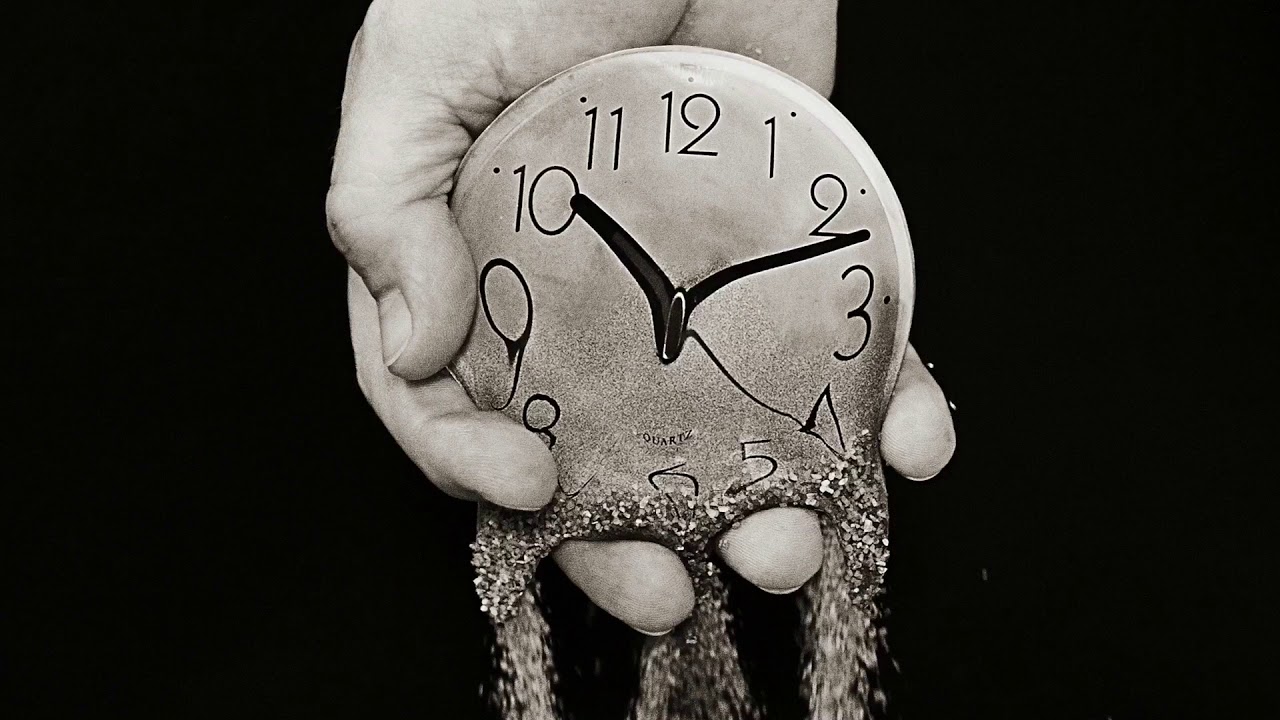 Основное время уходит. А время уходит. Часы сквозь пальцы. Время утекает. Время утекает сквозь пальцы.