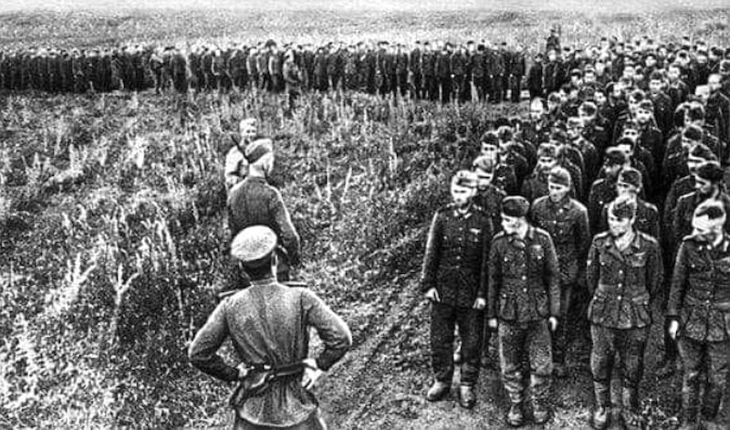 Колонну в несколько тысяч пленных, охраняли пару десятков советских солдат...