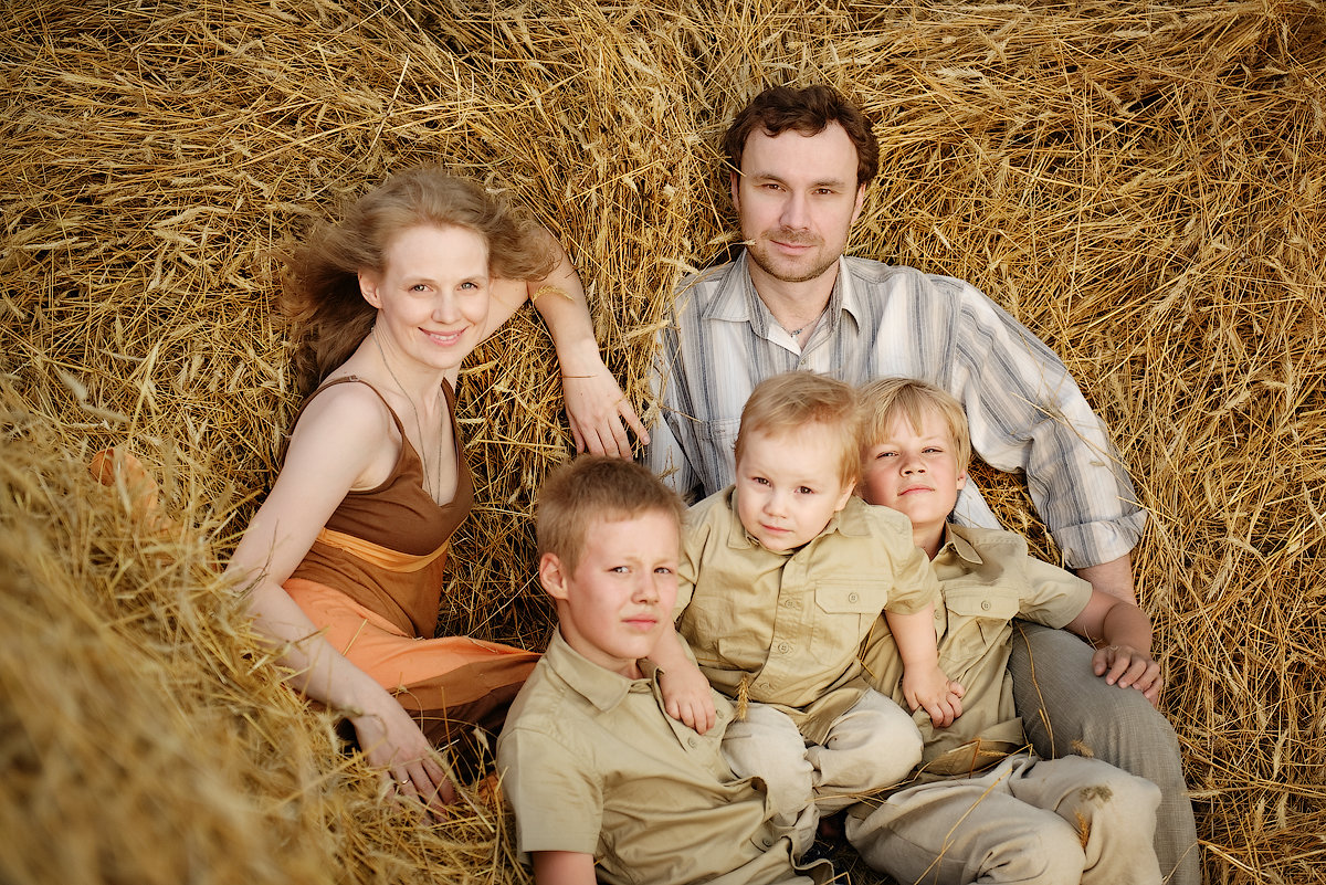 Где три сына. Многодетная семья. Счастливая многодетная семья. Деревенская семья. Русские многодетные семьи.