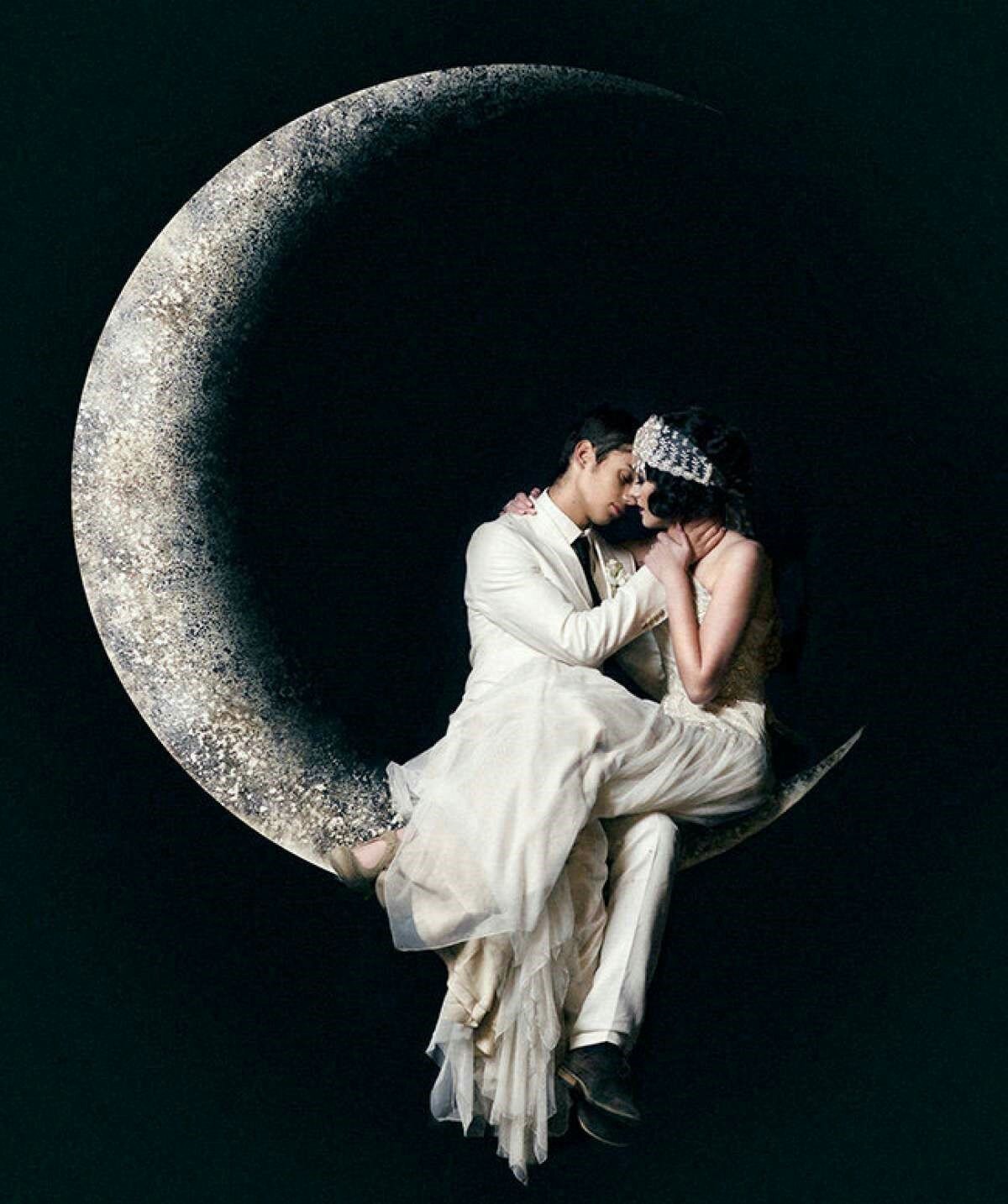 Мужчина месяц без женщины. Луна и влюбленные. Девушка-Луна. Фотосессия с луной. Луна любовь.